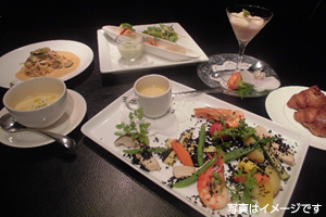 まん丸バケットに入ったフェットチーネパスタランチ